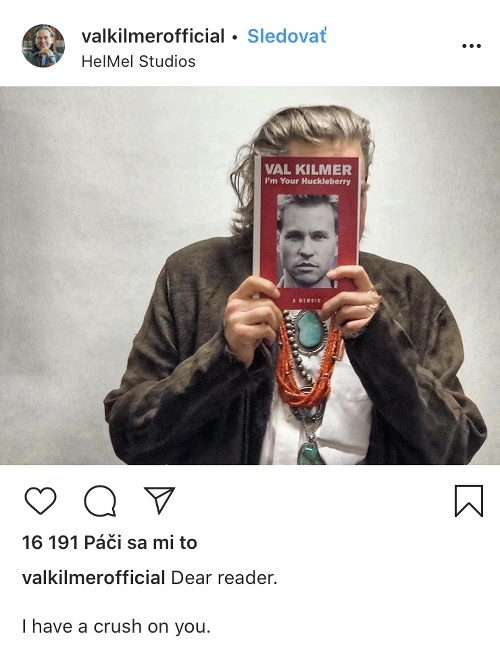 Val Kilmer so svojou knihou. 