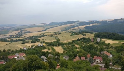 Pohľad z hradu Branč na obec Podbranč