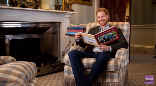Princ Harry zasa číta rozprávku. 