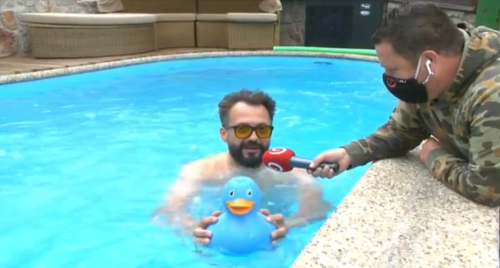 Marián Čekovský sa čvachtá v bazéne s gumenou kačičkou.