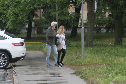 Eriku Judínyovú a Štefana Skrúcaného sme včera zachytili v uliciach Bratislavy.