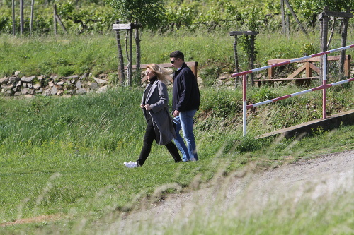 Zuzana Čaputová a Juraj Rizman na romantickej prechádzke v pezinských vinohradoch