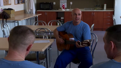 Vo väzení pomáhal spoluväzňom hrou na gitare. 