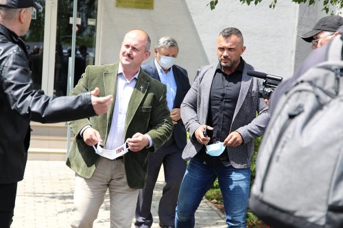 Kotlebu na súdy sprevádza Miroslav Suja, ktorý bol kedysi pravou rukou Mikuláša Černáka.