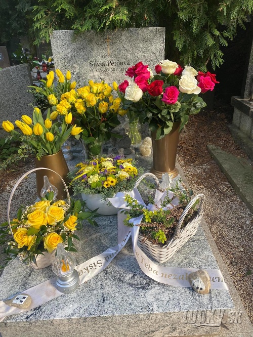 Hrob Silvie Petöovej na prvé výročie od jej smrti zaplavili ruže a tulipány. 