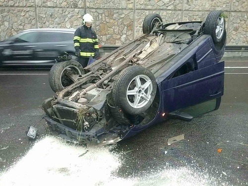 Auto pri nehode skončilo