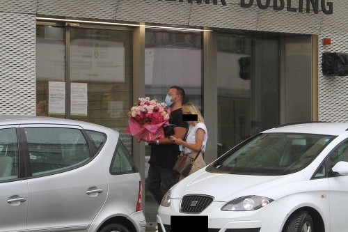 Andrej Kusalík sa do Viedne dostavil aj s obrovskou kyticou ruží