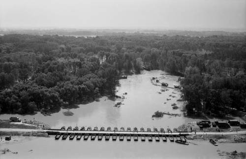 Na archívnej snímke z 2. júla 1965 v Číčove práce na číčovskej prietrži