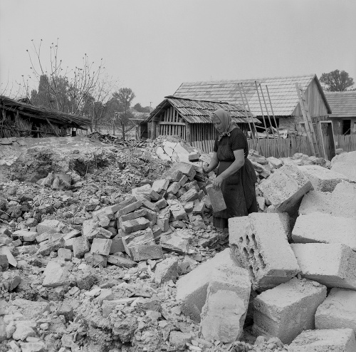 Na archívnej snímke z 28. augusta 1965 Číčov po povodni