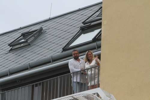 Dominika Cibulková a Michal Navara vyšli na balkón a pozdravili prítomných fotografov.