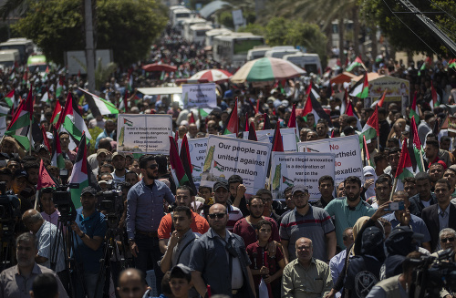 Desaťtisíce Palestínčanov protestovali proti