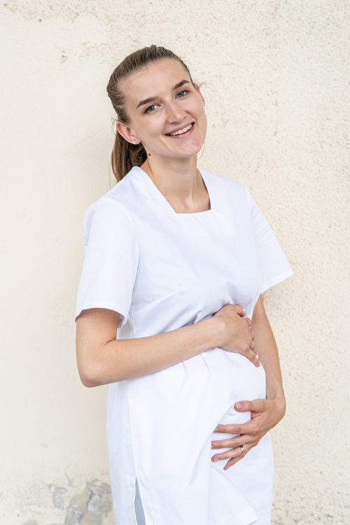 Barbora Ďurovčíková vyzerá v šiestom mesiaci tehotenstva, akoby zjedla kôstku. 