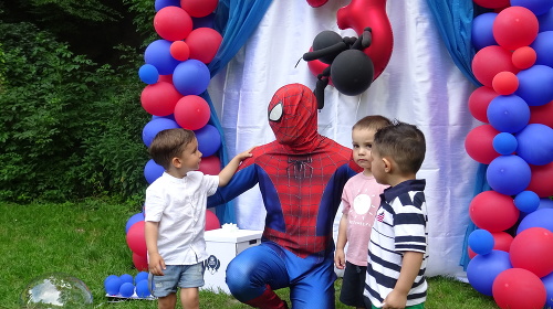 Na oslavu dorazil aj najobľúbenejší komiksový hrdina malého Deniska - Spiderman.