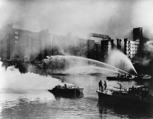 Požiarnici hasia horiace domy po bombardovaní Londýna