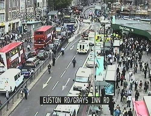 Záber z priemyselnej kamery zachytáva situáciu pred stanicou King Cross, ktorú uzatvorili po explózii trhaviny