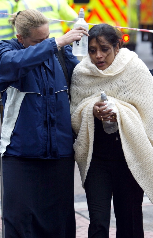 Zranená mladá žena vychádza 7. júla z podzemnej stanice londýnskeho metra na Edgware Road po explózii trhaviny
