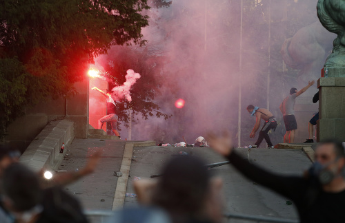 Protesty sprevádzalo násilie.