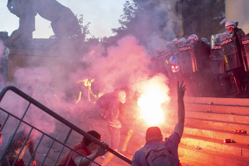 V uliciach srbských miest vypukli nepokoje.