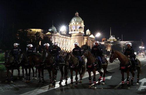 Proti demonštrantom zasahovali aj policajti na koňoch