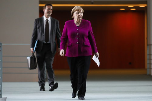 Na archívnej snímke z 27. mája 2020 nemecká kancelárka Angela Merkelová a hovorca spolkovej vlády Steffen Seibert prichádzajú na tlačovú konferenciu v Berlíne.