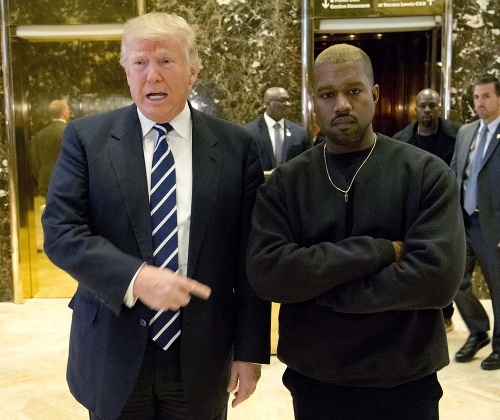 Novozvolený prezident Spojených štátov Donald Trump (vľavo) a  slávny raper a hudobný producent Kanye West pózujú v hale mrakodrapového sídla Trump Tower v New Yorku 13. decembra 2016.
