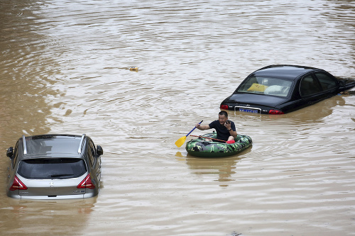 Pri záplavách v Číne