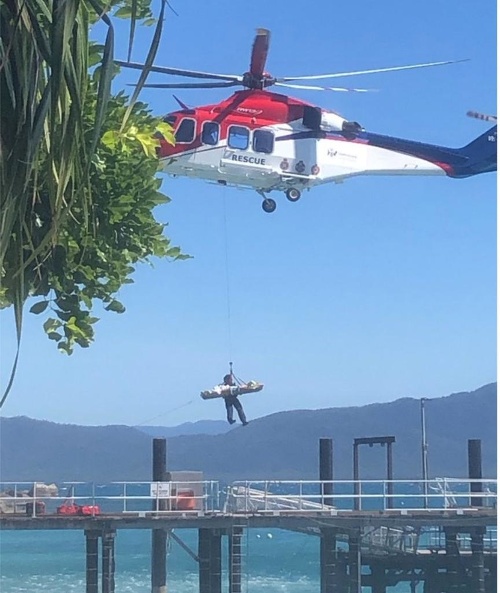 Zranenú ženu odviezol vrtuľník do nemocnice. 