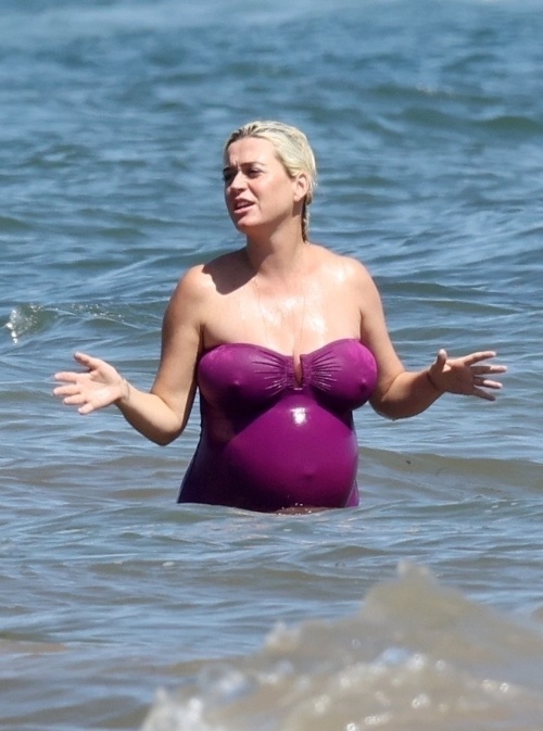 Paparazzi zvečnili tehotnú Katy Perry v plavkách.