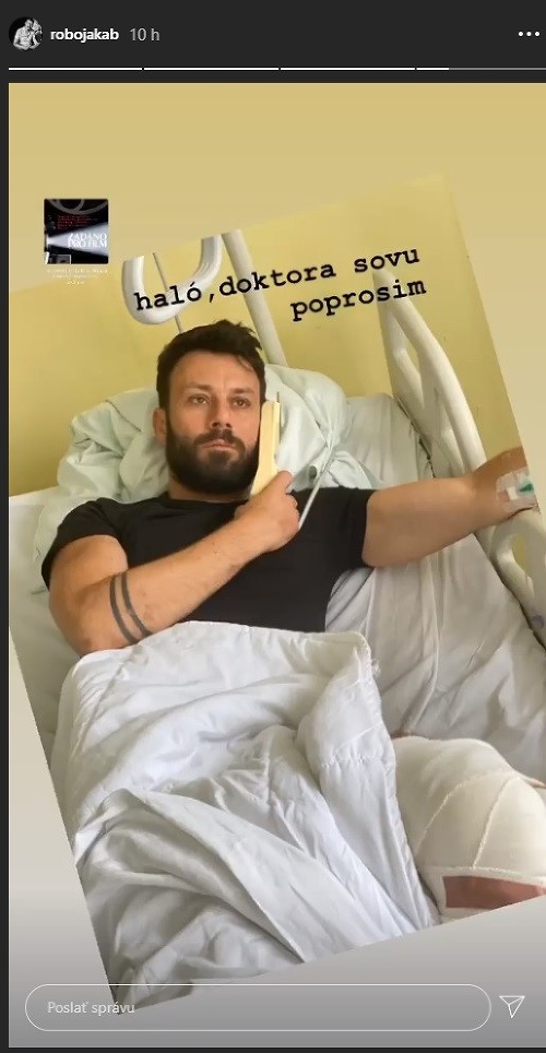 Robo Jakab zverejnil na Instagrame fotky z nemocničného lôžka. Nezabudol na vtipné popisy.