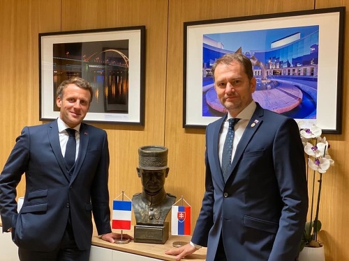Emmanuel Macron s Igorom Matovičom po rokovaní