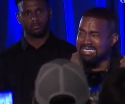 Kanye West sa počas prejavu rozplakal a hlasno vzlykal.  