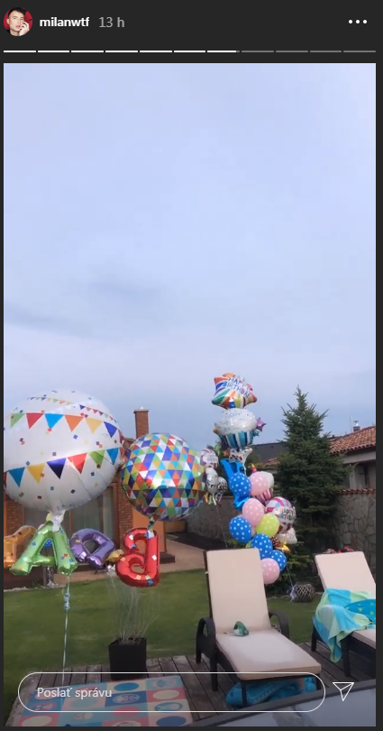 Sanelovi prichystali veľkolepú oslavu s kopou balónov na záhrade. 