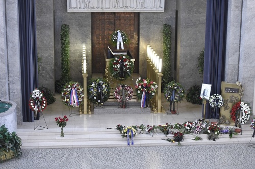 Posledná rozlúčka s Janom Skopečkom sa konala dnes pred poludním vo Veľkej obradnej sieni krematória v Strašniciach.