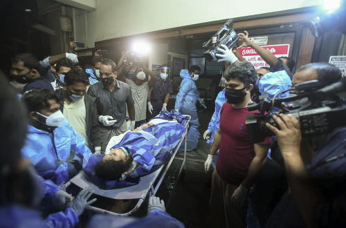  Zranenú cestujúcu z havarovaného lietadla privážajú na nosidlách do nemocnice v indickom meste Kalikat v juhoindickom štáte Kérala