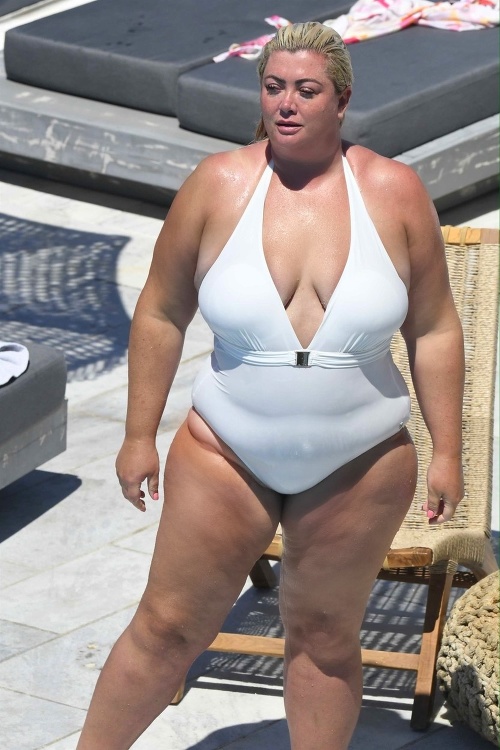 Gemma Collins schudla a svoje telo hrdo predvádza v bielych plavkách.