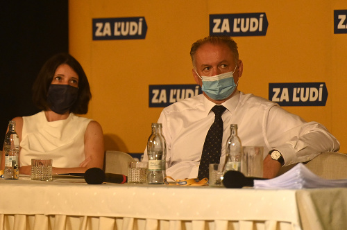 Členovia strany Jana Žitňanská (vľavo) a Andrej Kiska sledujú prejav kandidáta na predsedu strany Miroslava Kollára