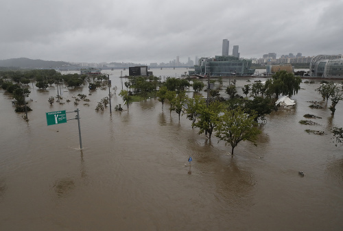 Južnú Kóreu sužujú záplavy