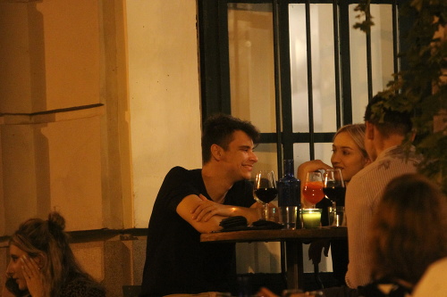 Gregor Miler a jeho Sophia si cez víkend vyšli do centra Bratislavy na drink.