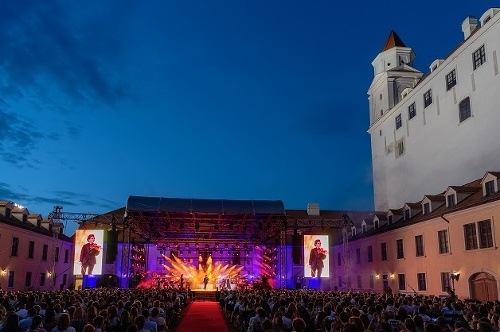 Milujete filmovú hudbu? Huslista