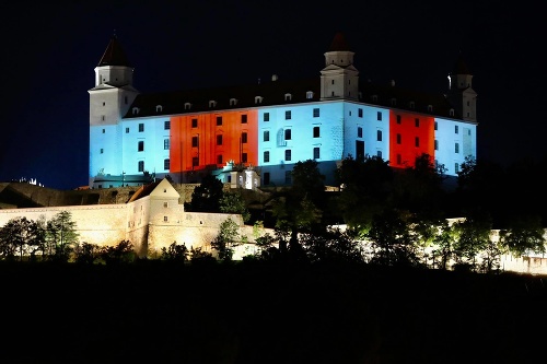 Bratislavský hrad je nasvietený