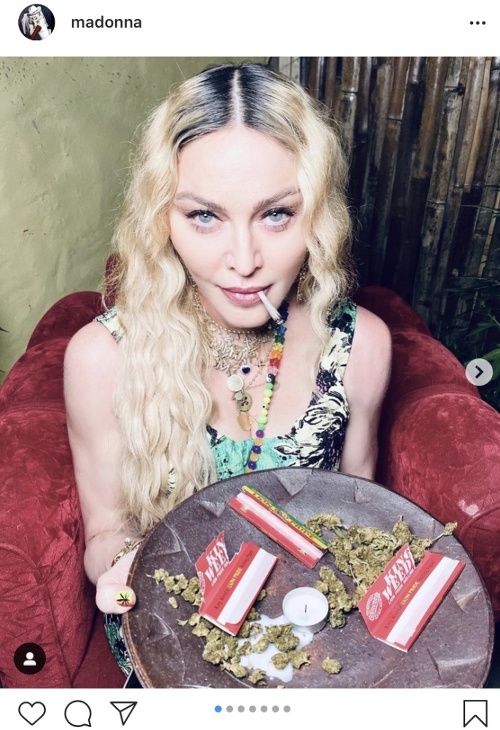 Madonna si zapózovala aj s marihuanou..