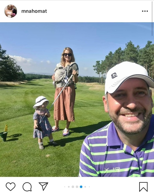 Martin Mňahončák sa rodinnou fotkou pochválil na Instagrame.
