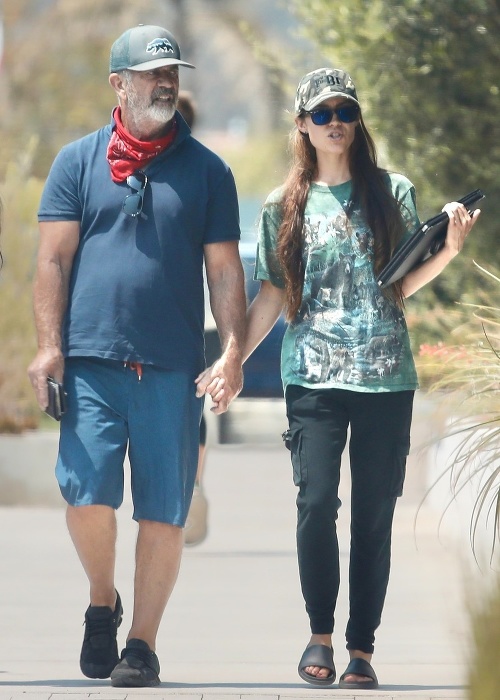 Mel Gibson so svojou aktuálnou partnerkou. 