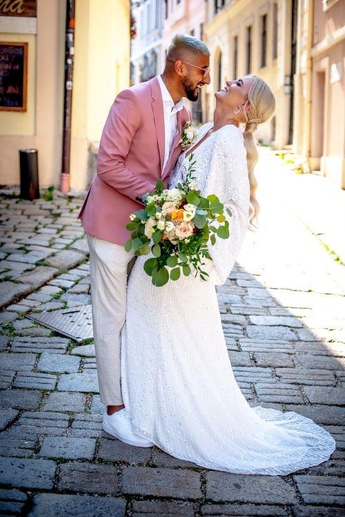 Novomanželia nafotili svadobné fotky v centre Bratislavy.