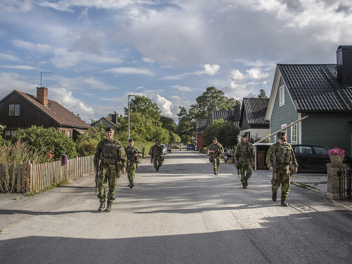 Švédski vojaci v uliciach Gotlandu.