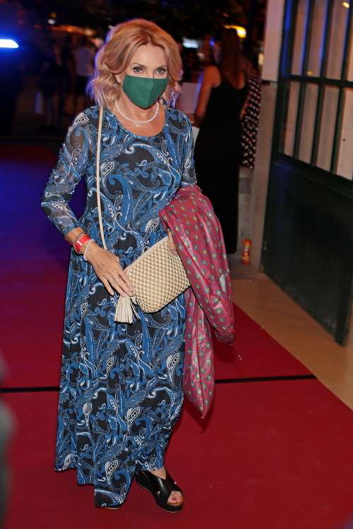 Zdena Studenková prišla do Starej tržnice v modrých šatách s voľnočasovou kabelkou prehodenou cez plece.