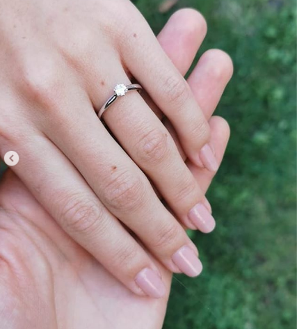 Sympatická brunetka sa pochválila zásnubným prsteňom