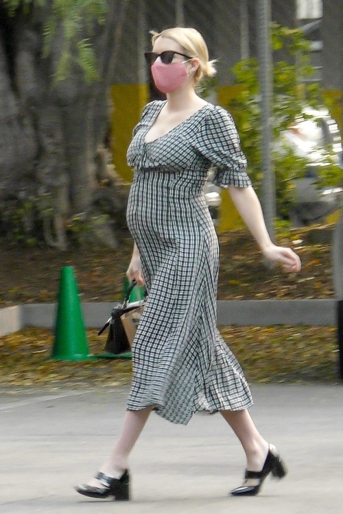 Emma Roberts už hrdo predvádza svoje tehotenské bruško. 