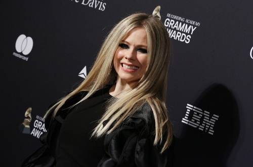 Z Avril Lavigne je dnes blondínka. Ale inak pôsobí dojmom, akoby zastavila čas.