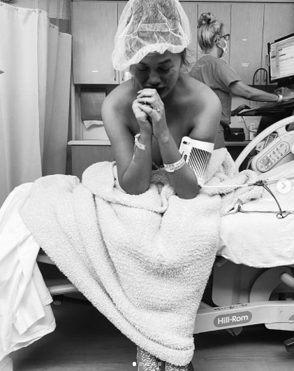 Keď Chrissy Teigen prišla o synčeka, zverejnila na Instagrame takýto srdcervúci záber. 